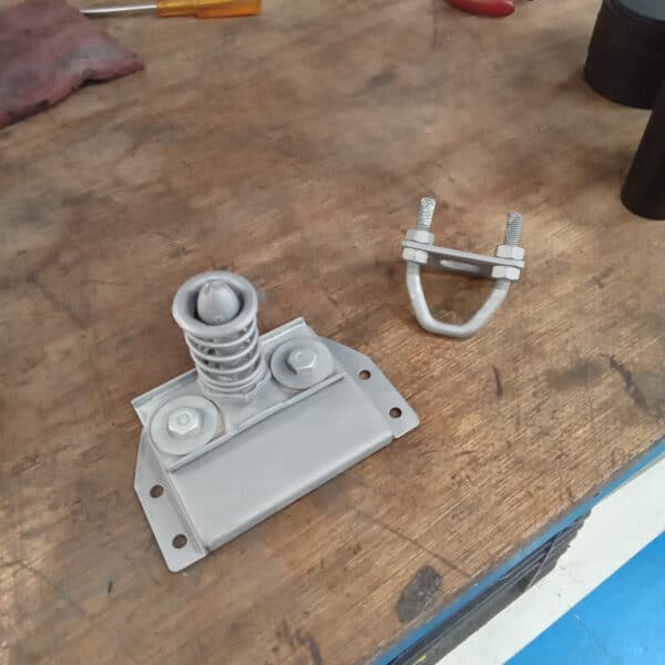 250425 1969 aston martin db6 volante steering rack and rear axle, parts prep and cleaning