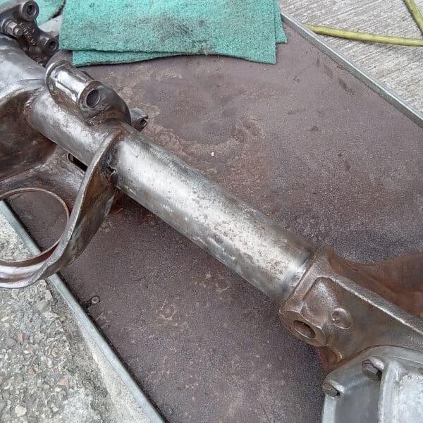 250425 1969 aston martin db6 volante steering rack and rear axle, parts prep and cleaning (7)