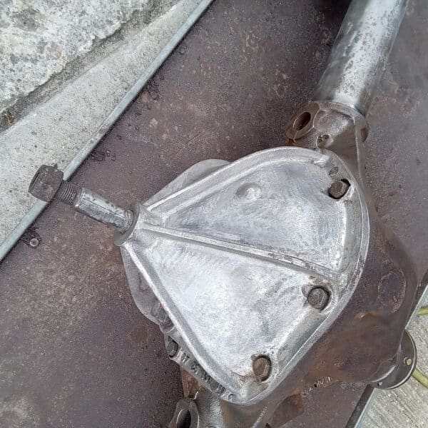 250425 1969 aston martin db6 volante steering rack and rear axle, parts prep and cleaning (8)