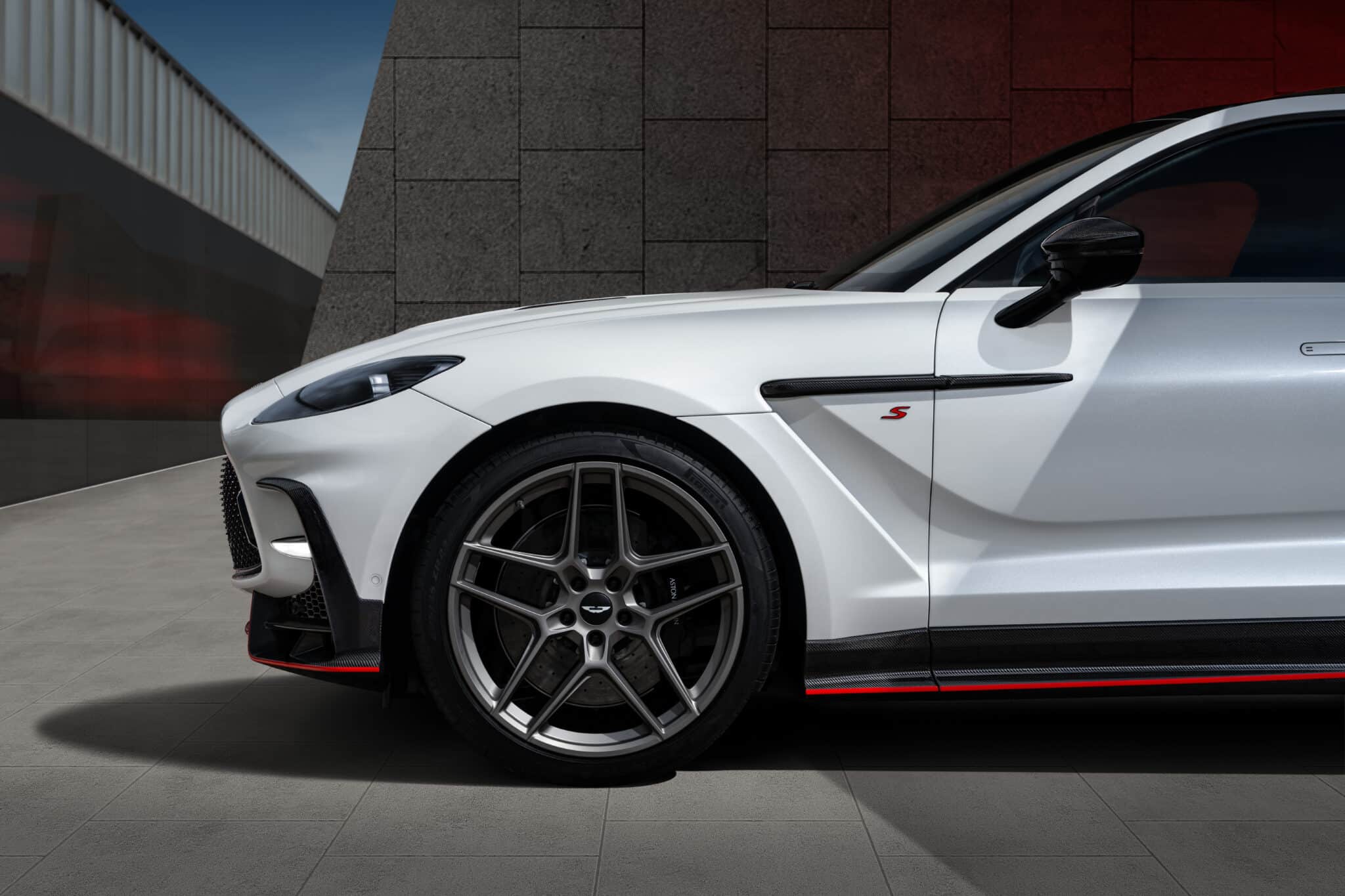aston martin dbx s 7