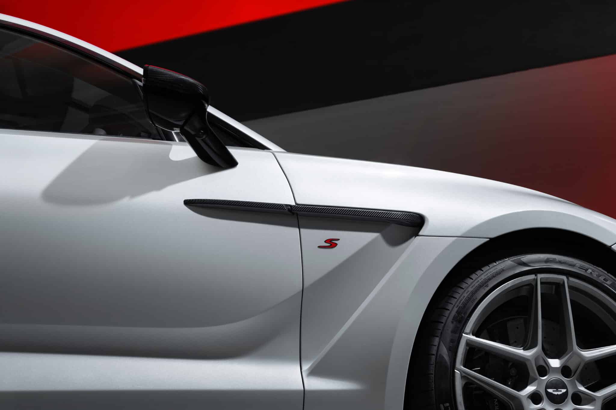 aston martin dbx s 8