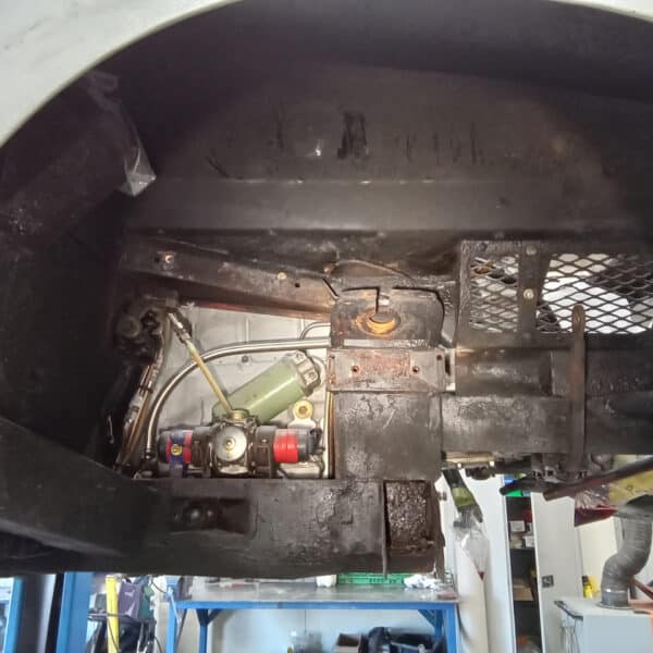 06.05.2025 1969 aston martin db6 volante blue prep underside and seal (1)