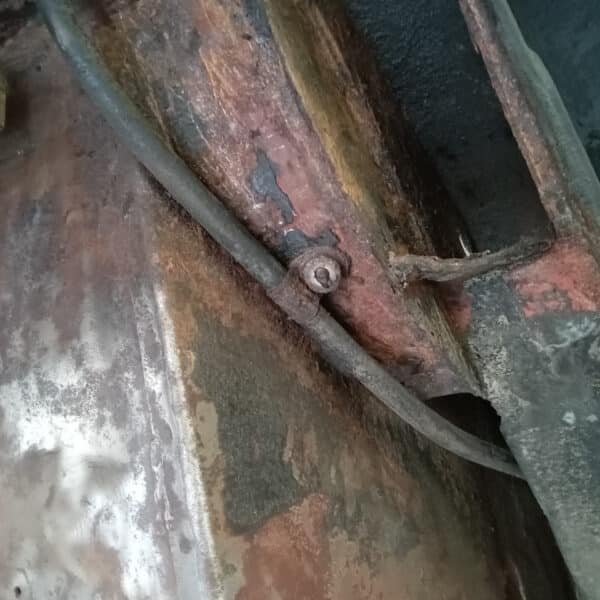 06.05.2025 1969 aston martin db6 volante blue prep underside and seal (17)