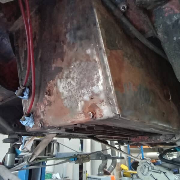 06.05.2025 1969 aston martin db6 volante blue prep underside and seal (18)