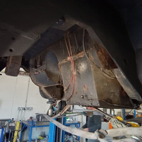 06.05.2025 1969 aston martin db6 volante blue prep underside and seal (2)