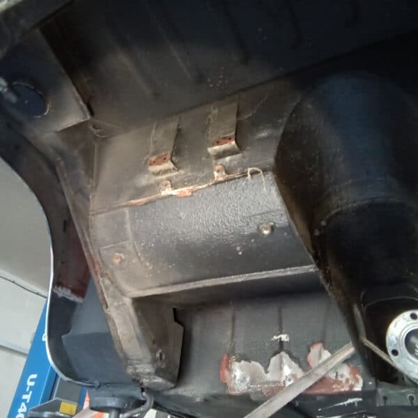 06.05.2025 1969 aston martin db6 volante blue prep underside and seal (3)