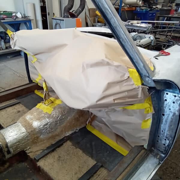 06.05.2025 1969 aston martin db6 volante blue prep underside and seal (32)