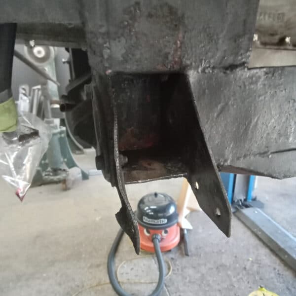 06.05.2025 1969 aston martin db6 volante blue prep underside and seal (34)