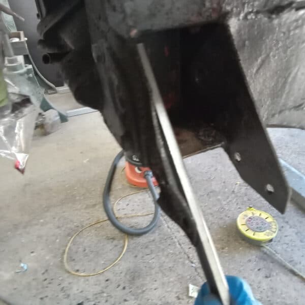 06.05.2025 1969 aston martin db6 volante blue prep underside and seal (35)