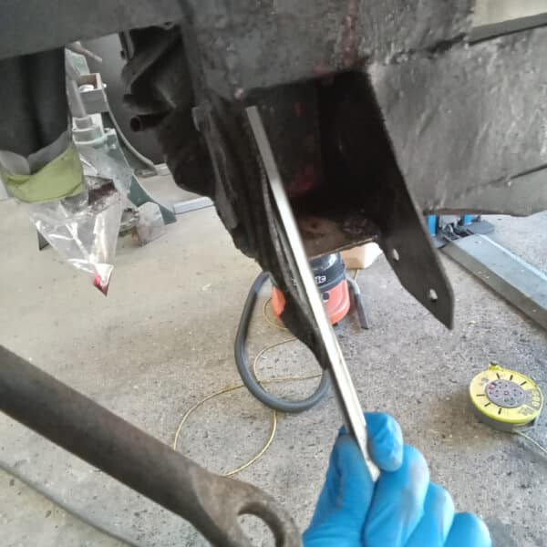 06.05.2025 1969 aston martin db6 volante blue prep underside and seal (36)
