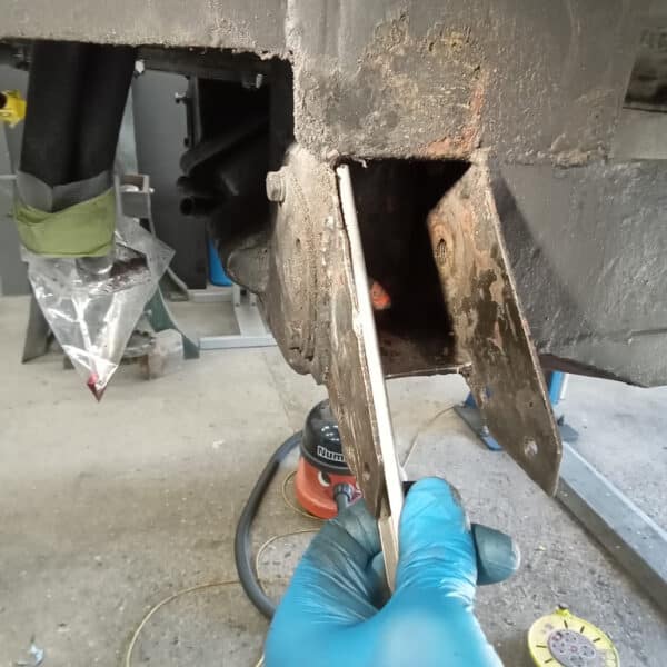 06.05.2025 1969 aston martin db6 volante blue prep underside and seal (37)