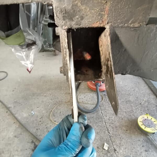 06.05.2025 1969 aston martin db6 volante blue prep underside and seal (38)