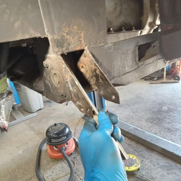 06.05.2025 1969 aston martin db6 volante blue prep underside and seal (39)
