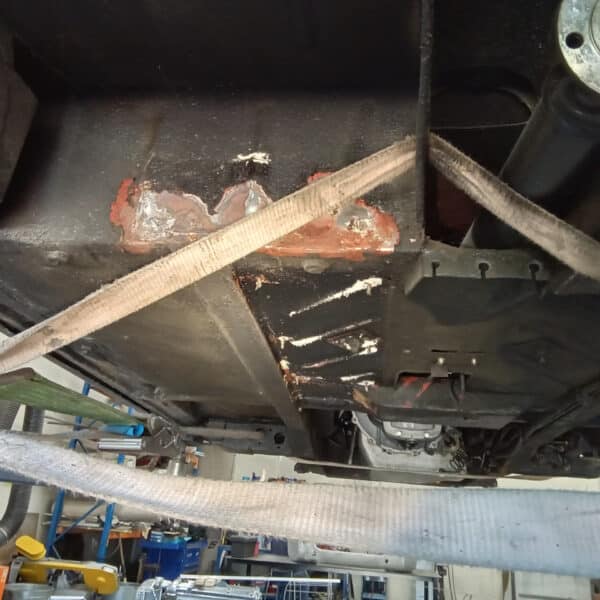 06.05.2025 1969 aston martin db6 volante blue prep underside and seal (4)