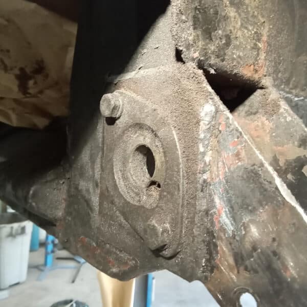 06.05.2025 1969 aston martin db6 volante blue prep underside and seal (40)