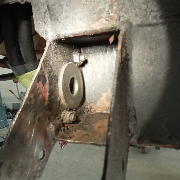 06.05.2025 1969 aston martin db6 volante blue prep underside and seal (41)