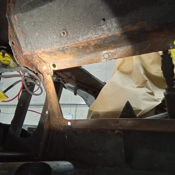 06.05.2025 1969 aston martin db6 volante blue prep underside and seal (44)