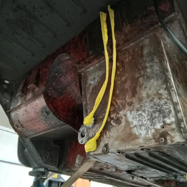 06.05.2025 1969 aston martin db6 volante blue prep underside and seal (58)