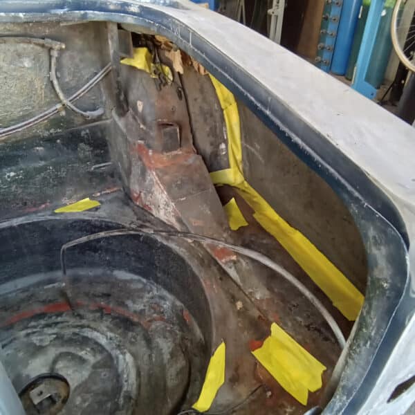 06.05.2025 1969 aston martin db6 volante blue prep underside and seal (69)