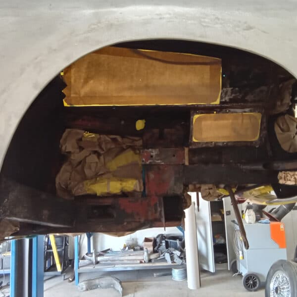 06.05.2025 1969 aston martin db6 volante blue prep underside and seal (71)