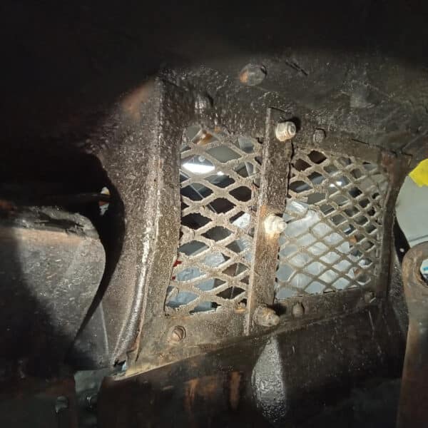 06.05.2025 1969 aston martin db6 volante blue prep underside and seal (9)