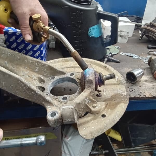 06.05.2025 2002 ford thunderbird black front suspension (14)