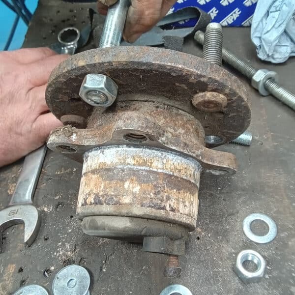 06.05.2025 2002 ford thunderbird black front suspension (23)