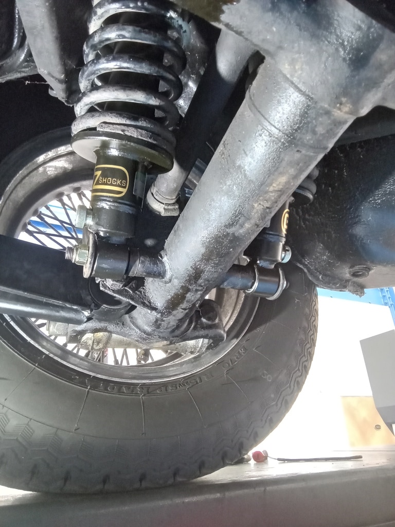 13.05.2025 1971 Jaguar E Type Series 3 Coupe Blue rear shock absorbers 5