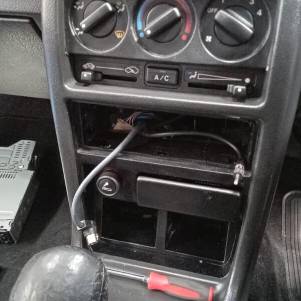 13.05.2025 1994 Rover 220 Turbo Blue Radio 3