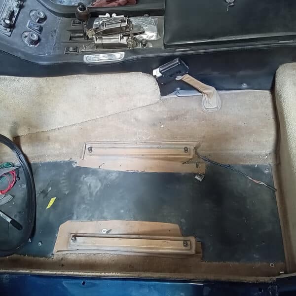 15.05.2025 1976 Jensen Interceptor Blue removing carpet 1