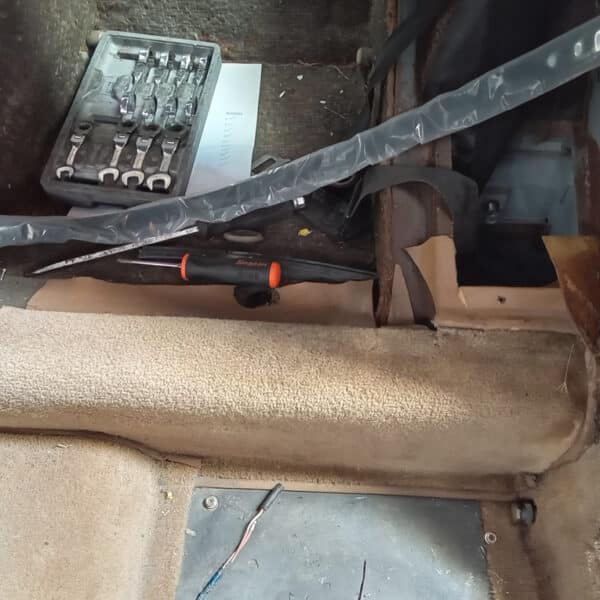 15.05.2025 1976 Jensen Interceptor Blue removing carpet 2