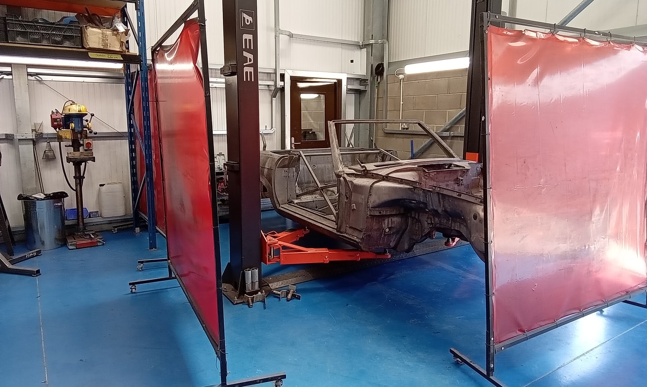 15.05.2025 1978 Mercedes 350SL Red after acid dip 78