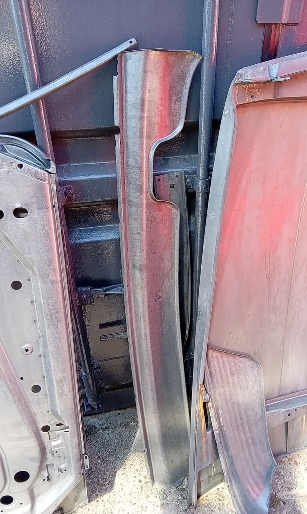 15.05.2025 1978 Mercedes 350SL Red after acid dip 83