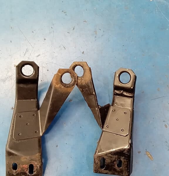 15.05.2025 1987 Maserati BiTurbo Red Radiator brackets 1
