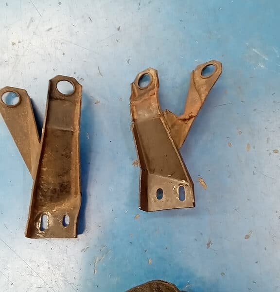 15.05.2025 1987 Maserati BiTurbo Red Radiator brackets 2