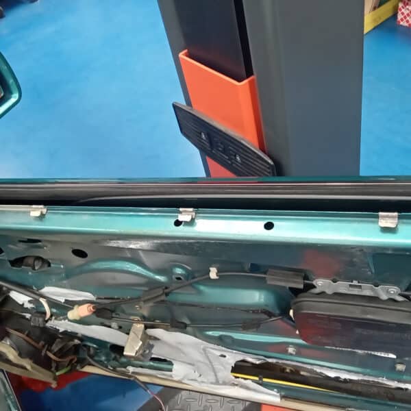 15.05.2025 1997 Mercedes 280SL Turquoise Repairs 13