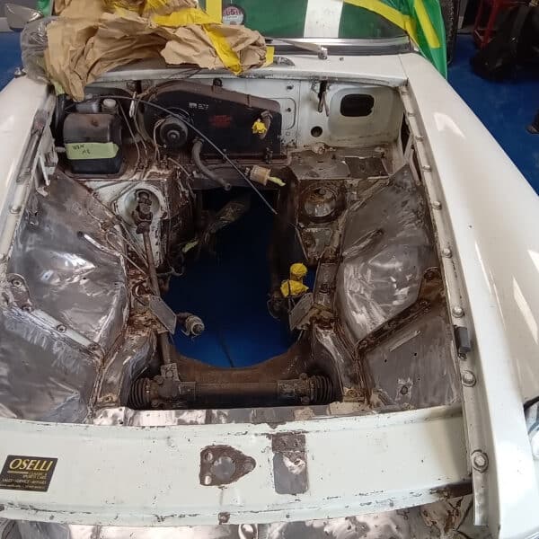 27.05.2025 1967 MG B Roadster White Engine Bay 1
