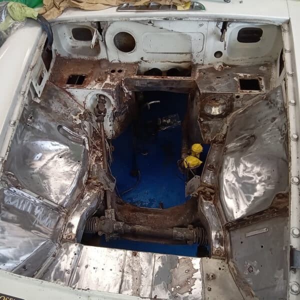 27.05.2025 1967 MG B Roadster White Engine Bay 13