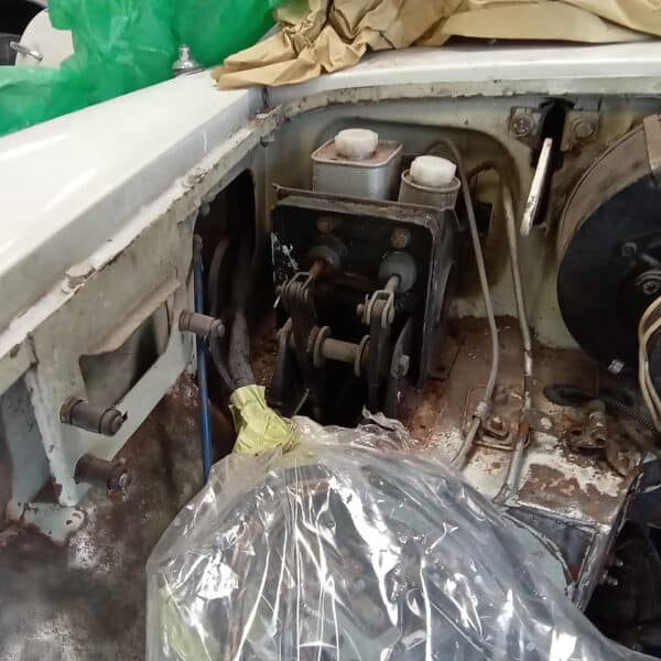 27.05.2025 1967 MG B Roadster White Engine Bay 3