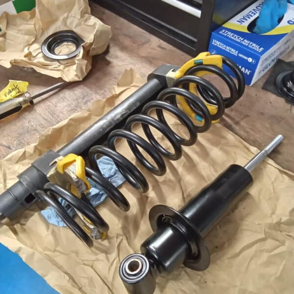 27.05.2025 1969 Aston Martin DB6 Volante Blue assembling shocks and suspension 46