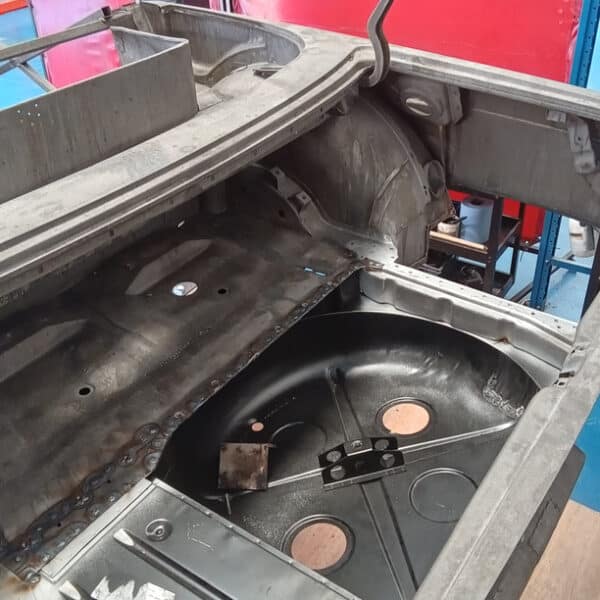 27.05.2025 1978 Mercedes 350SL Red Boot Floor 17