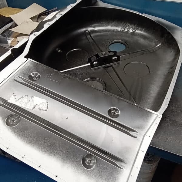 27.05.2025 1978 Mercedes 350SL Red Boot Floor 2