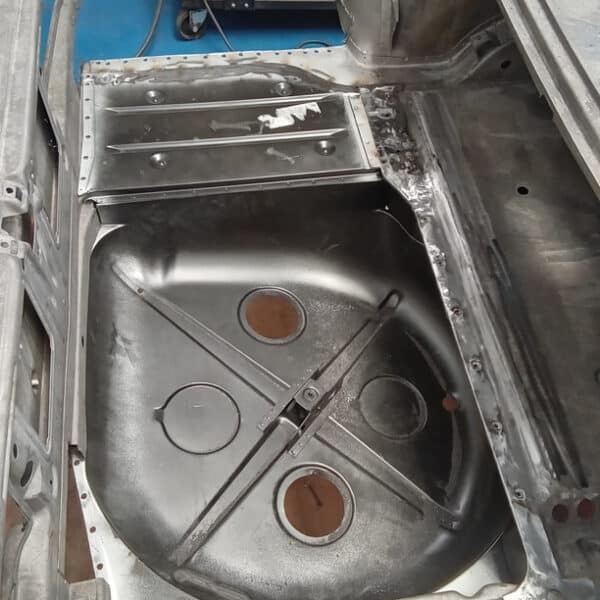 27.05.2025 1978 Mercedes 350SL Red Boot Floor 21