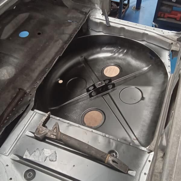 27.05.2025 1978 Mercedes 350SL Red Boot Floor 8