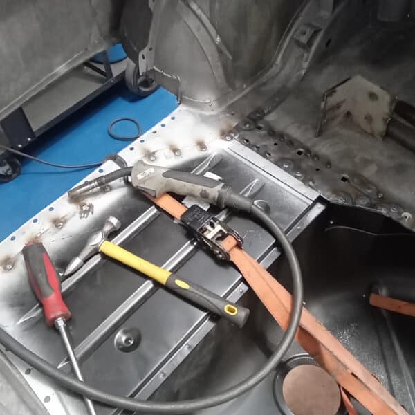 27.05.2025 1978 Mercedes 350SL Red Boot Floor 9