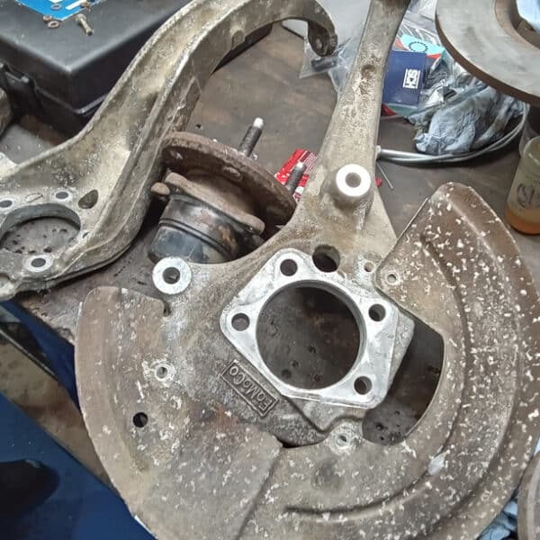 27.05.2025 2002 Ford Thunderbird Black suspension 2