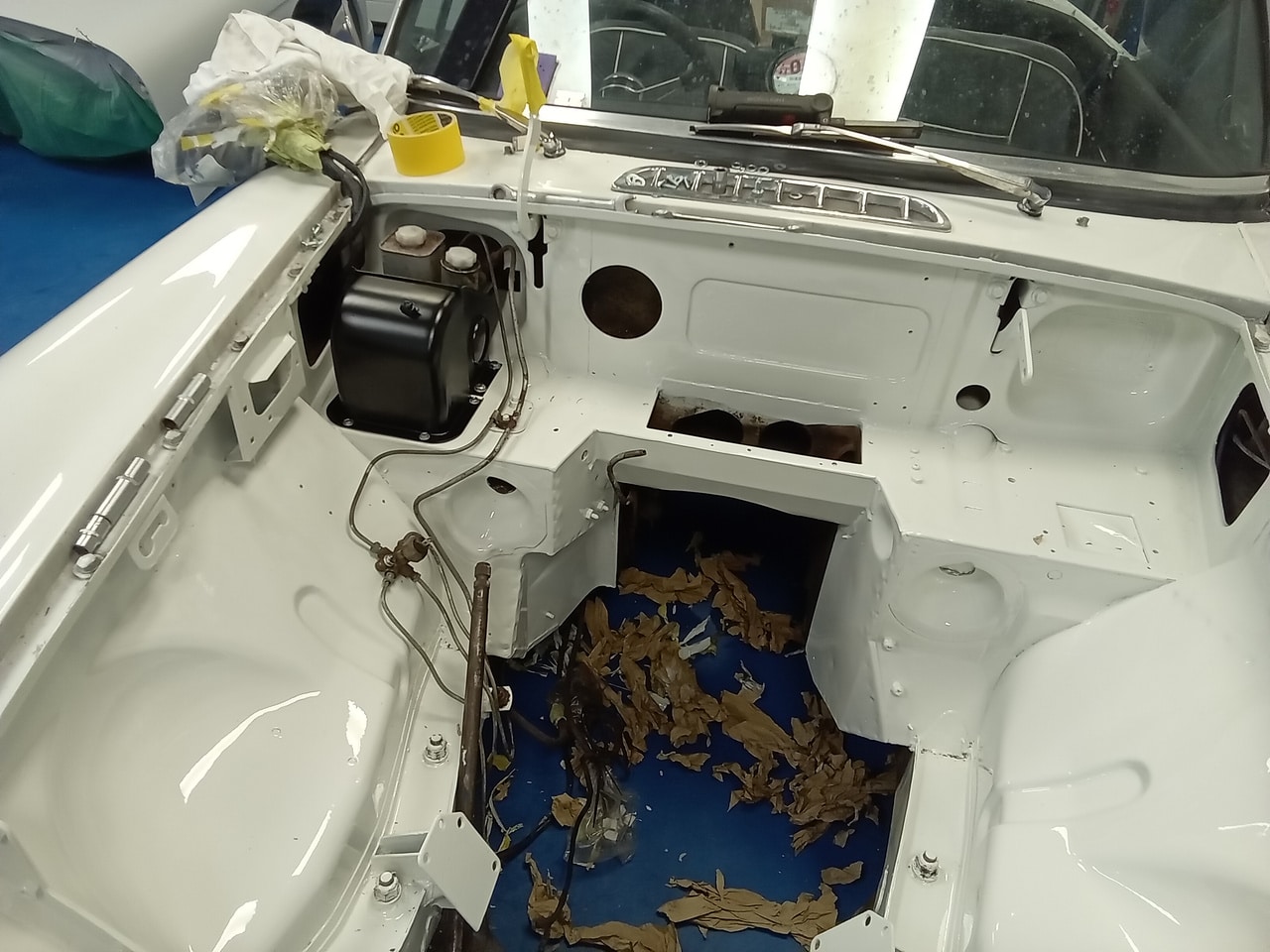 29.05.2025 1967 MG B Roadster White Engine Bay 1