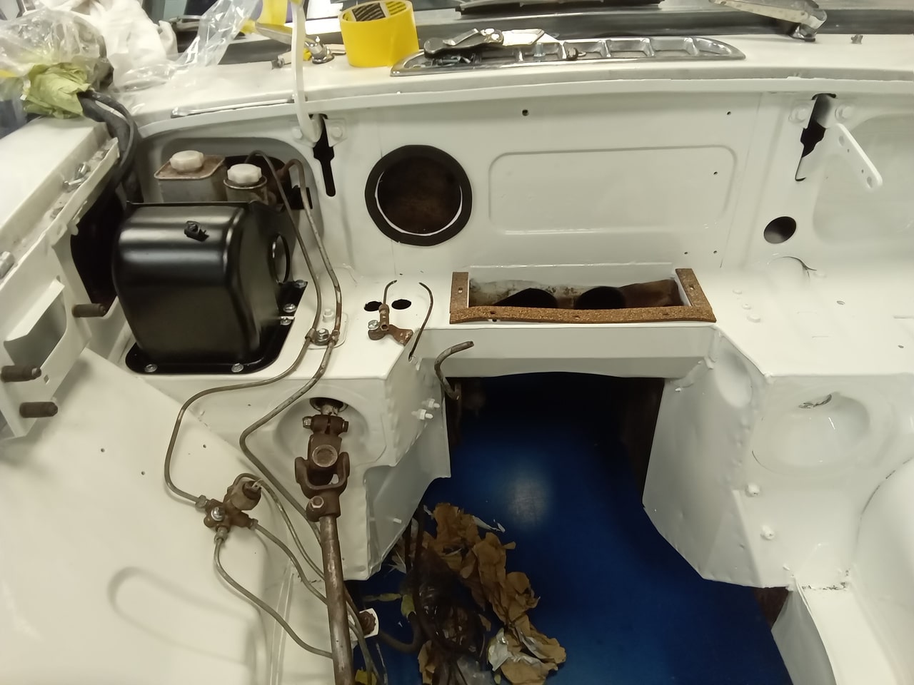 29.05.2025 1967 MG B Roadster White Engine Bay 4