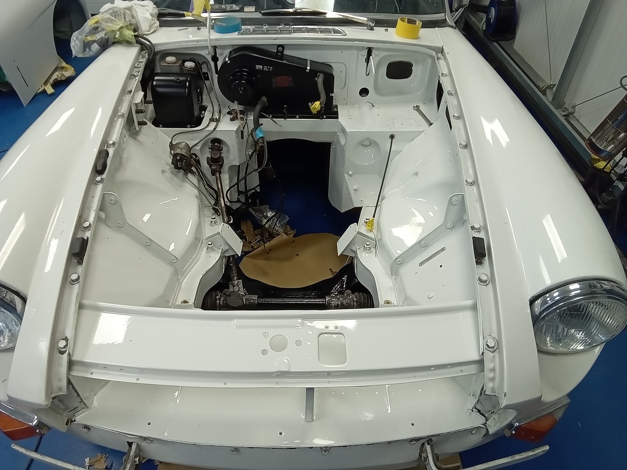 29.05.2025 1967 MG B Roadster White Engine Bay 5