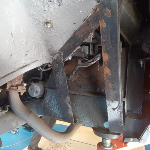 29.05.2025 1976 Jensen Interceptor Blue Scrapping undercoat 5